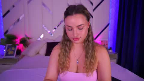 minifox_ online show from October 7, 2025, 6:43 am