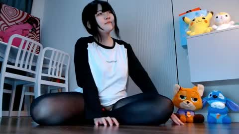 Snapshot of minji_snow chatting on April 18, 2026, 12:53 pm Minji online show from April 18, 2026, 12:53 pm