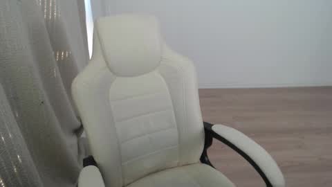 mira_g online show from October 8, 2025, 1:09 pm