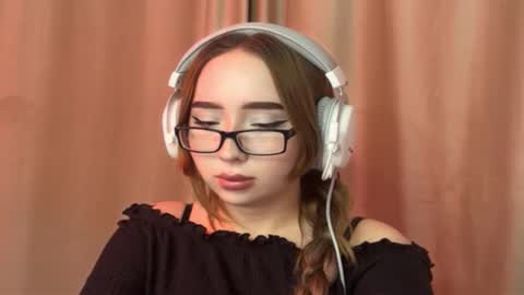 mira_light_ online show from September 30, 2025, 3:17 pm