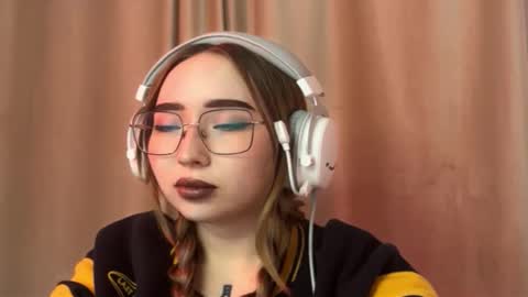 mira_light_ online show from October 2, 2025, 3:08 pm