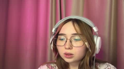 mira_light_ online show from October 3, 2025, 3:20 pm