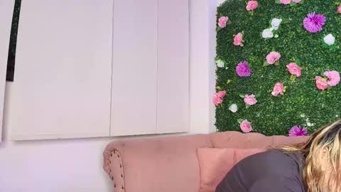 Snapshot of miranda_villa chatting on September 23, 2025, 12:41 pm Miranda online show from September 23, 2025, 12:41 pm