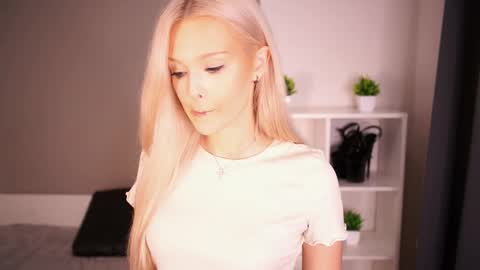 Snapshot of mirianscorgie chatting on October 21, 2025, 7:47 pm Elsa online show from October 21, 2025, 7:47 pm