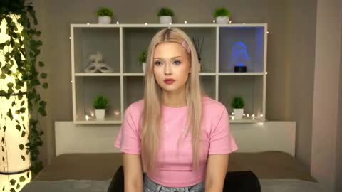 Snapshot of mirianscorgie chatting on October 27, 2025, 7:07 pm Elsa online show from October 27, 2025, 7:07 pm