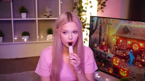 Snapshot of mirianscorgie chatting on October 31, 2025, 9:49 pm Elsa online show from October 31, 2025, 9:49 pm