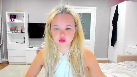 miss__selena online show from September 11, 2025, 5:46 pm