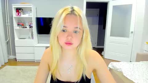 Snapshot of miss__selena chatting on November 23, 2025, 9:14 pm miss__selena online show from November 23, 2025, 9:14 pm