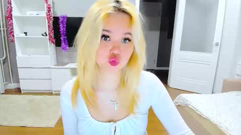 Snapshot of miss__selena chatting on December 15, 2025, 9:08 pm miss__selena online show from December 15, 2025, 9:08 pm