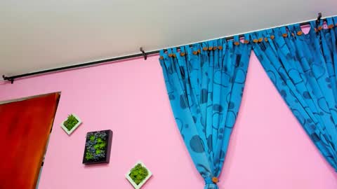 Snapshot of miss_flora chatting on January 18, 2025, 10:17 pm Monica Patricia online show from January 18, 2025, 10:17 pm