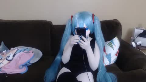 Snapshot of miss_kigu_miku chatting on December 7, 2024, 1:36 am Miku online show from December 7, 2024, 1:36 am