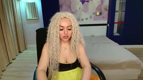 miss_kiten online show from November 9, 2025, 8:40 pm