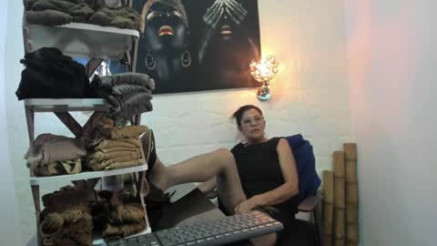 Snapshot of miss_lucero1 chatting on February 20, 2025, 5:01 am lucero online show from February 20, 2025, 5:01 am