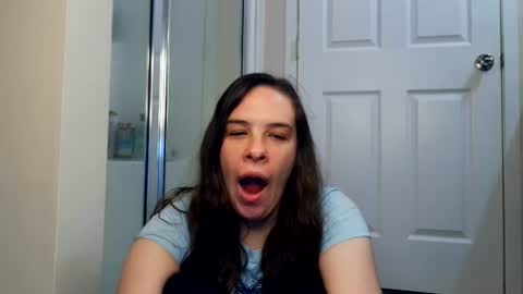 Snapshot of miss_sunshine01 chatting on June 27, 2026, 3:22 am Bella online show from June 27, 2026, 3:22 am