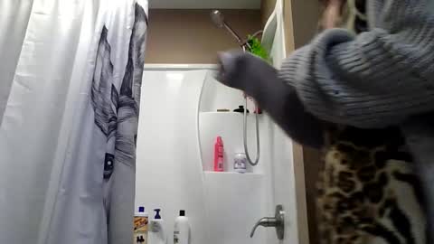 MissEeva online show from April 21, 2026, 3:50 pm