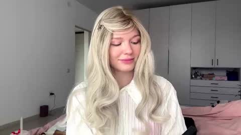 Snapshot of missfit_ chatting on January 9, 2026, 8:06 am Viola online show from January 9, 2026, 8:06 am