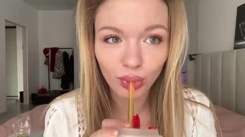 Snapshot of missfit_ chatting on January 11, 2026, 8:41 am Viola online show from January 11, 2026, 8:41 am