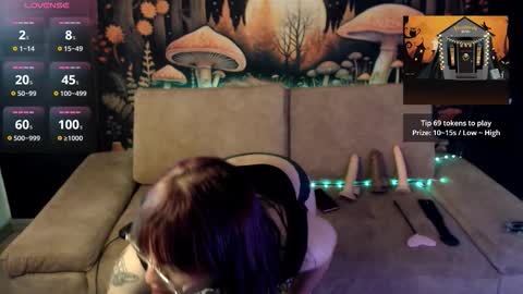 Luna online show from October 10, 2025, 1:43 pm