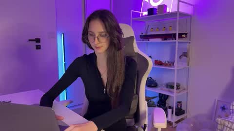 misslalii online show from December 3, 2025, 7:56 pm