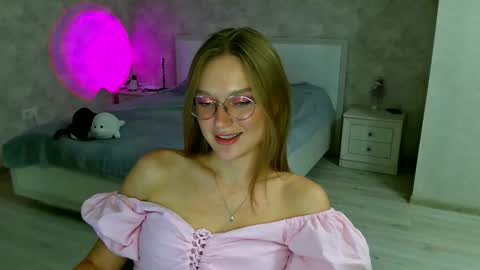 OneGoddess online show from September 24, 2025, 7:39 pm