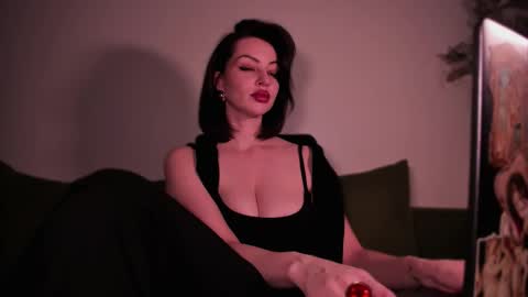   online show from November 3, 2025, 7:59 pm