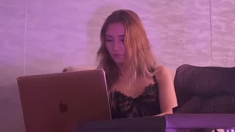 missmiroslava online show from March 18, 2026, 9:45 am