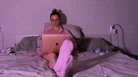 missmiroslava online show from April 15, 2026, 9:04 pm