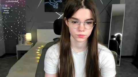 misss_evelyne online show from December 18, 2025, 1:44 am