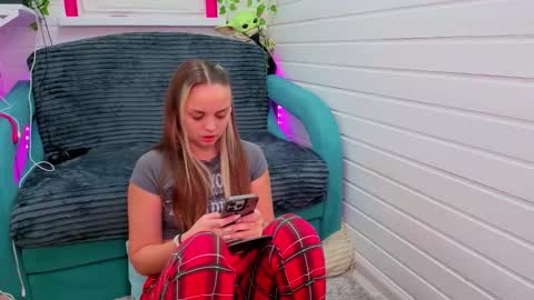 . online show from November 25, 2025, 7:30 am