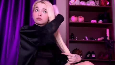 Snapshot of missslola chatting on January 6, 2025, 1:52 pm Misss Lola Angel online show from January 6, 2025, 1:52 pm