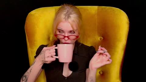 Snapshot of missslola chatting on October 1, 2025, 3:29 pm Misss Lola Angel online show from October 1, 2025, 3:29 pm