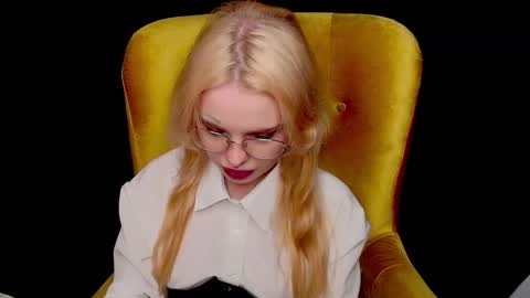 Snapshot of missslola chatting on October 5, 2025, 2:37 pm Misss Lola Angel online show from October 5, 2025, 2:37 pm