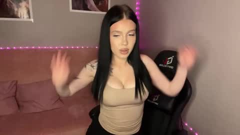 Mia online show from September 21, 2025, 6:42 pm