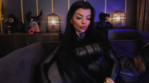 Elenia online show from December 4, 2024, 3:21 pm