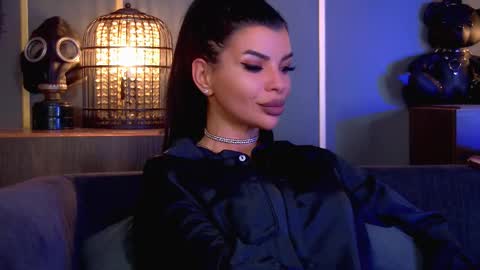 Elenia online show from November 28, 2025, 3:47 pm