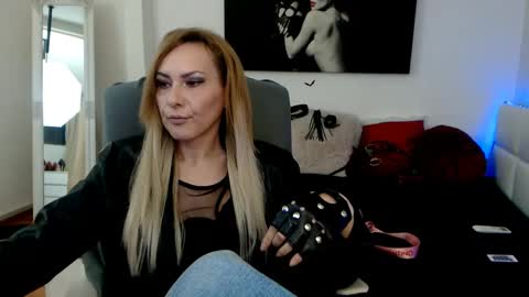 MistressEvelyn  online show from January 14, 2025, 5:51 am
