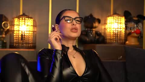 Snapshot of mistresskellykent chatting on March 30, 2026, 11:17 pm Mistress Kelly online show from March 30, 2026, 11:17 pm