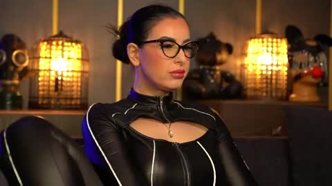 Snapshot of mistresskellykent chatting on April 1, 2026, 12:11 am Mistress Kelly online show from April 1, 2026, 12:11 am