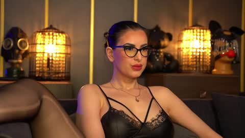 Snapshot of mistresskellykent chatting on April 3, 2026, 9:35 pm Mistress Kelly online show from April 3, 2026, 9:35 pm