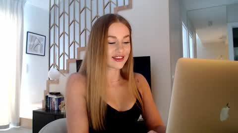 mistressuniverse online show from February 18, 2026, 12:12 pm