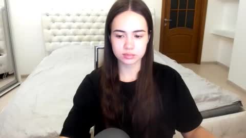 Snapshot of mmm_bananaa_ chatting on February 3, 2025, 8:35 pm Beata online show from February 3, 2025, 8:35 pm