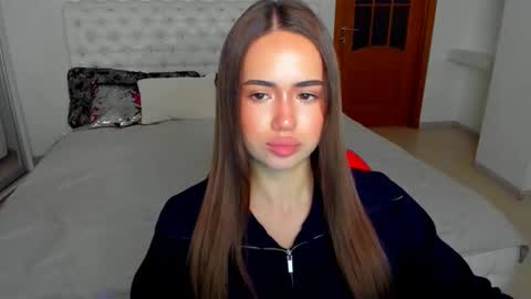 Snapshot of mmm_bananaa_ chatting on October 13, 2025, 7:52 am Beata online show from October 13, 2025, 7:52 am