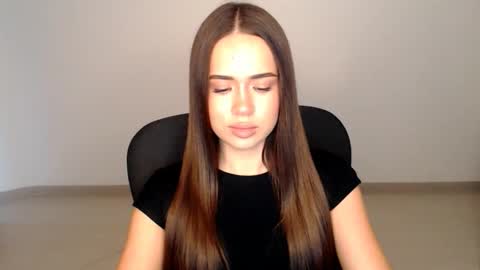 Snapshot of mmm_bananaa_ chatting on November 3, 2025, 1:34 pm Beata online show from November 3, 2025, 1:34 pm