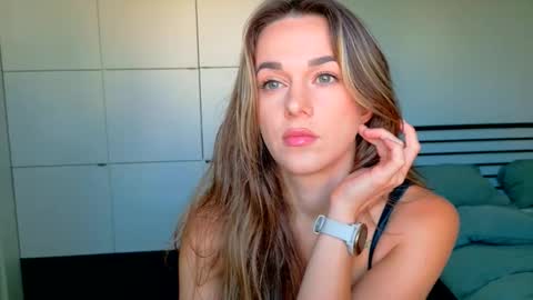 mmminnie online show from November 6, 2025, 1:34 pm