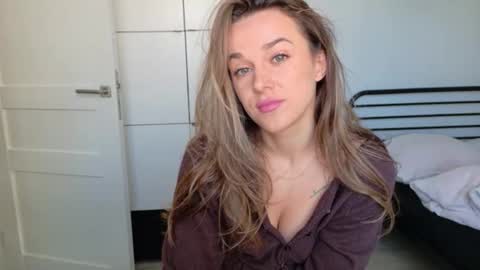 mmminnie online show from April 20, 2026, 9:56 am