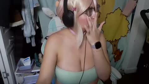 Snapshot of mochi_rainbow chatting on March 4, 2025, 10:38 pm The Mochi Rainbow Variety Show online show from March 4, 2025, 10:38 pm