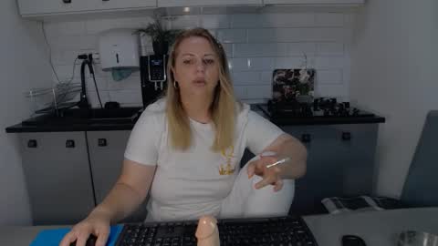 erika online show from September 25, 2025, 7:23 am