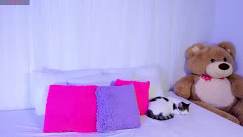 Snapshot of moll1e_ chatting on June 14, 2026, 2:46 am M o L l i E online show from June 14, 2026, 2:46 am