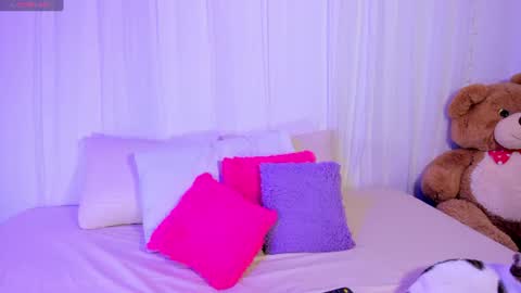 Snapshot of moll1e_ chatting on July 16, 2026, 12:16 am M o L l i E online show from July 16, 2026, 12:16 am