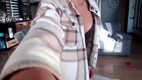 Snapshot of molly_bell chatting on November 22, 2025, 11:20 am Molly online show from November 22, 2025, 11:20 am